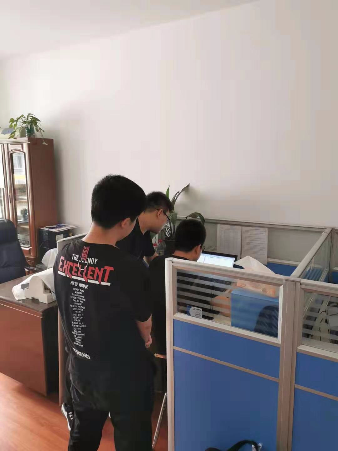 軟件研發(fā)團隊正在緊張討論技術問題